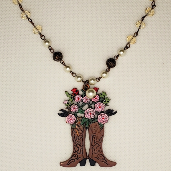 Flower boots necklace - Picture 1 of 2